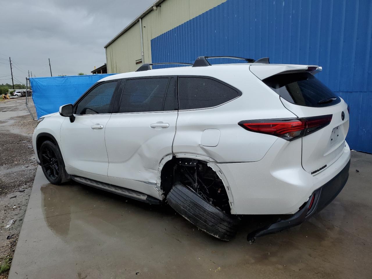 2022 Toyota Highlander - Image 2
