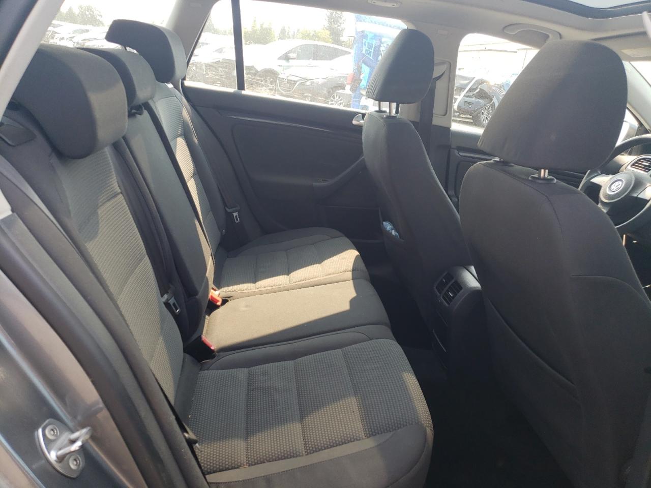 2010 Volkswagen Jetta - Image 11
