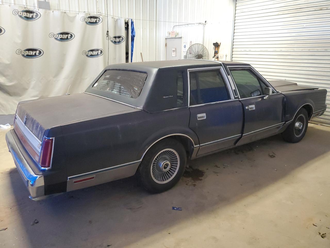 1LNBM82F8JY850423 1988 Lincoln Town Car Signature