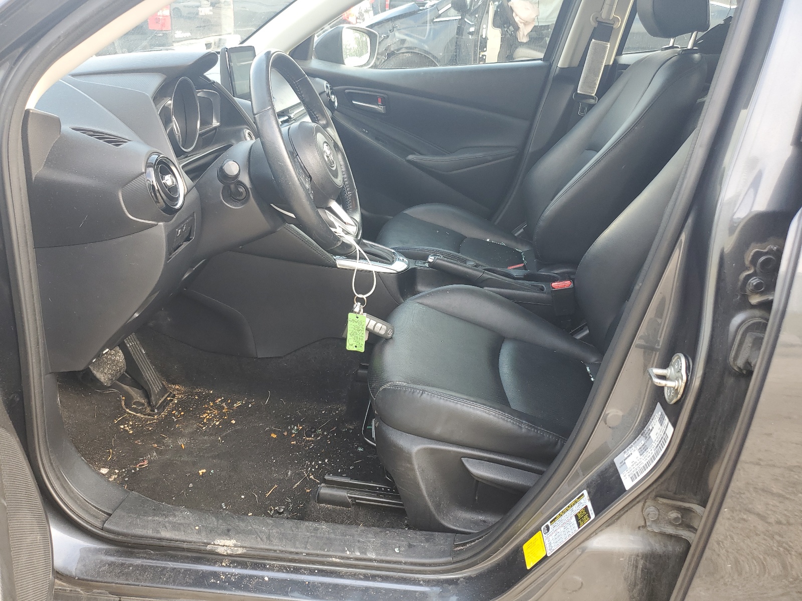 3MYDLBYV0KY507771 2019 Toyota Yaris L