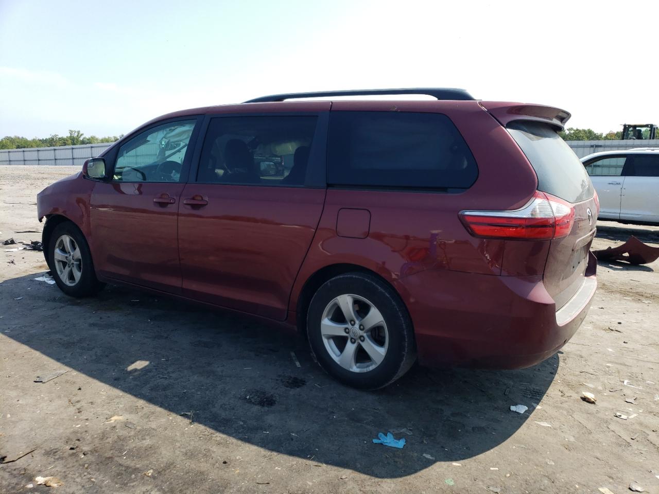 2015 Toyota Sienna - Image 2