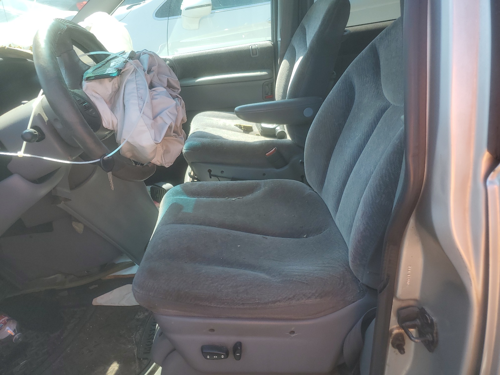 2B4GP44G1XR478885 1999 Dodge Grand Caravan Se