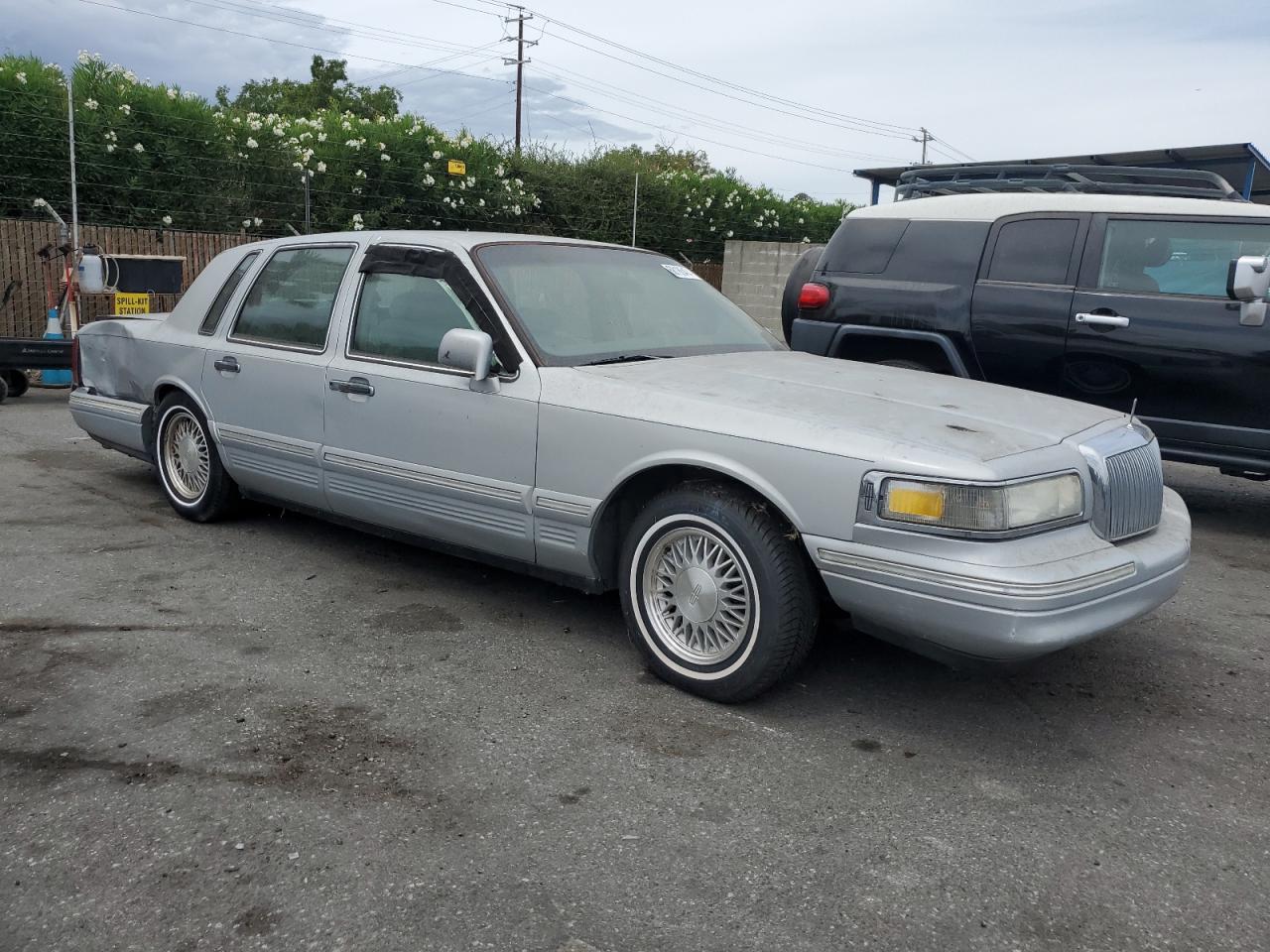 1997 Lincoln Town Car Signature VIN: 1LNLM82WXVY751984 Lot: 68186454