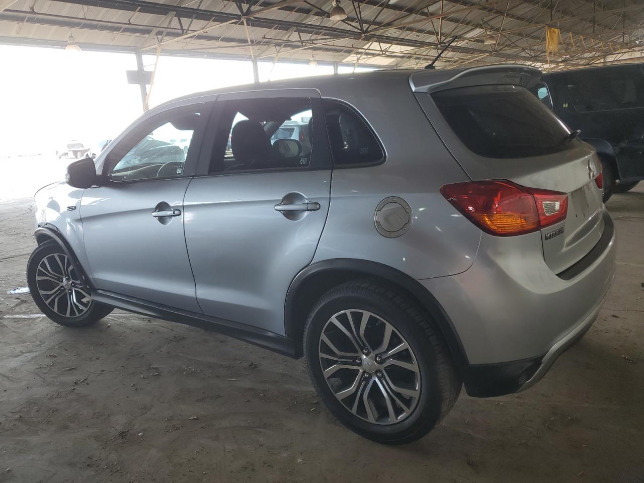 2016 Mitsubishi Outlander - Image 2