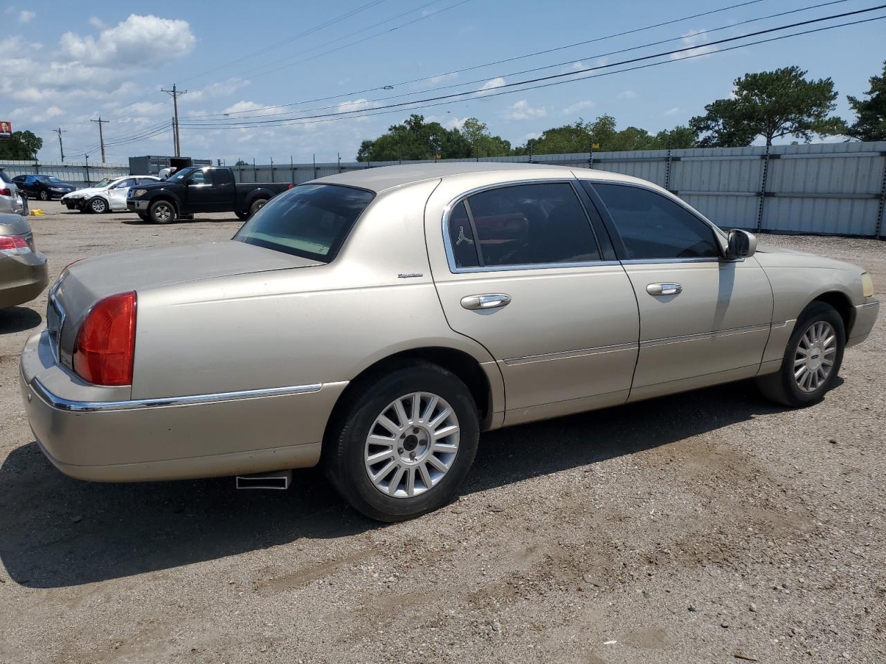 2005 Lincoln Town Car - Image 3