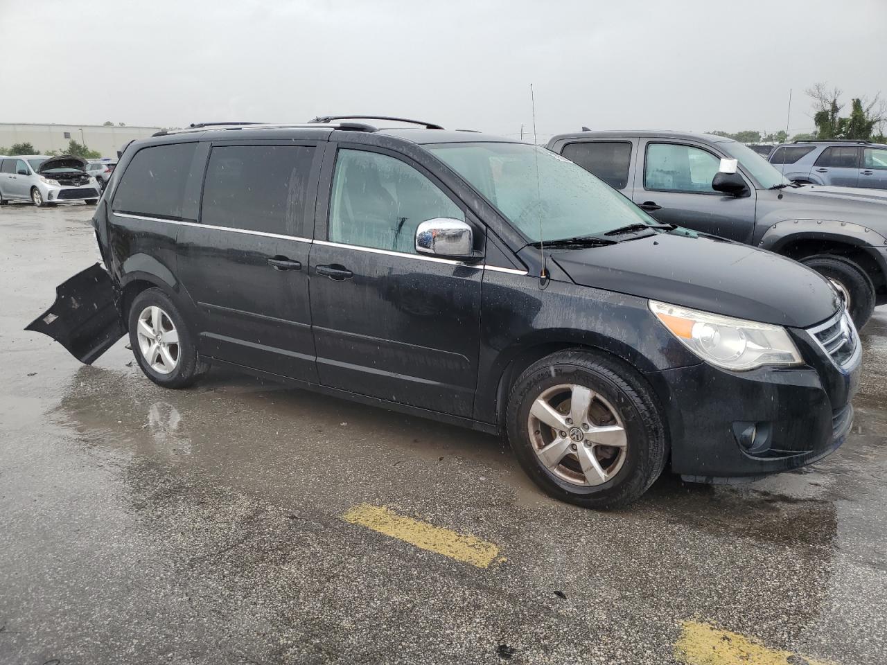 2009 Volkswagen Routan - Image 4