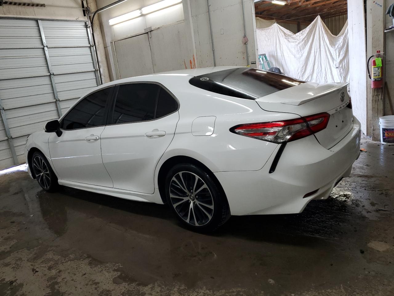 4T1B11HK0JU678495 2018 TOYOTA CAMRY - Image 2