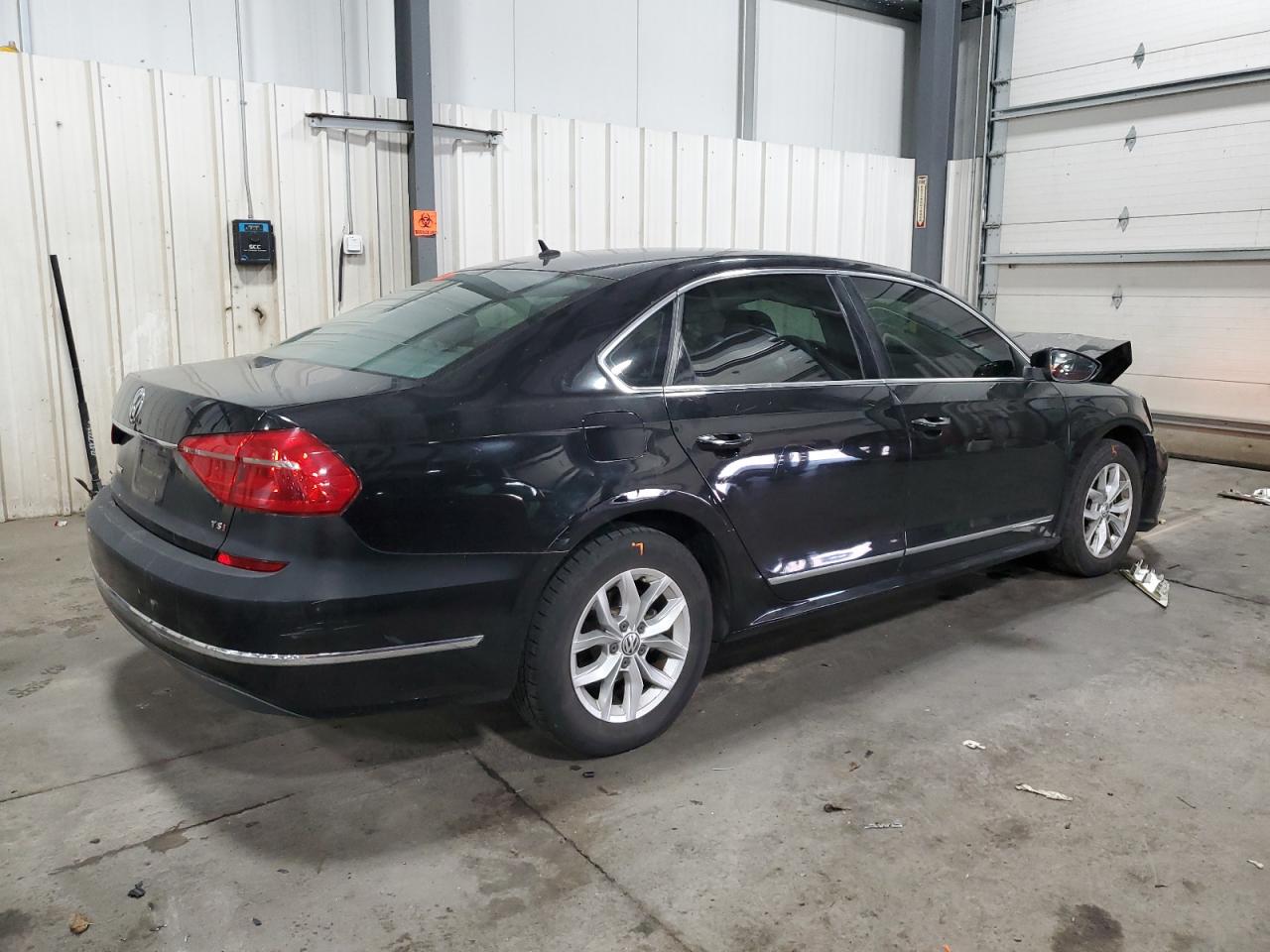 2016 Volkswagen Passat - Image 3