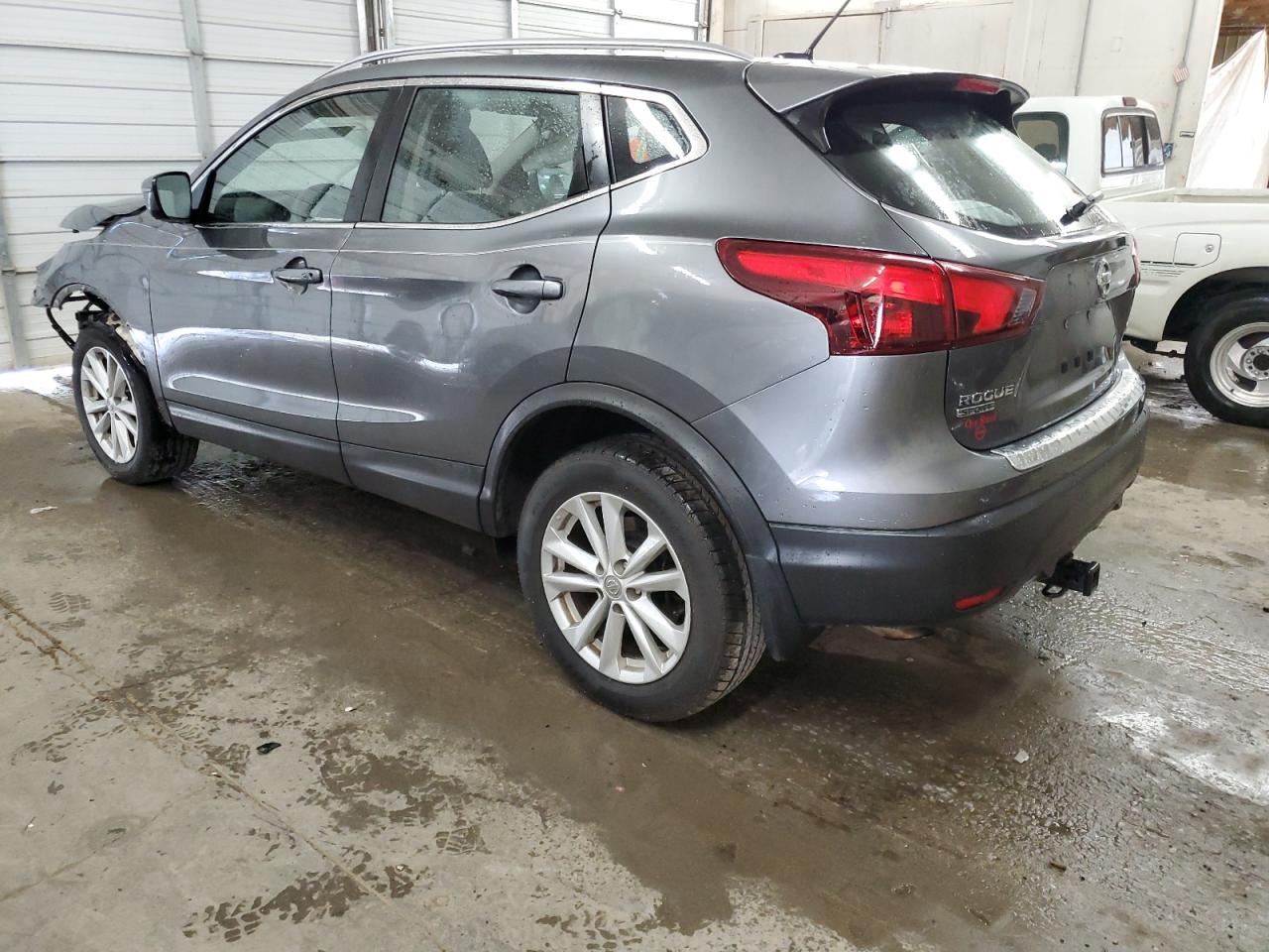 JN1BJ1CP8JW104323 2018 NISSAN ROGUE - Image 2