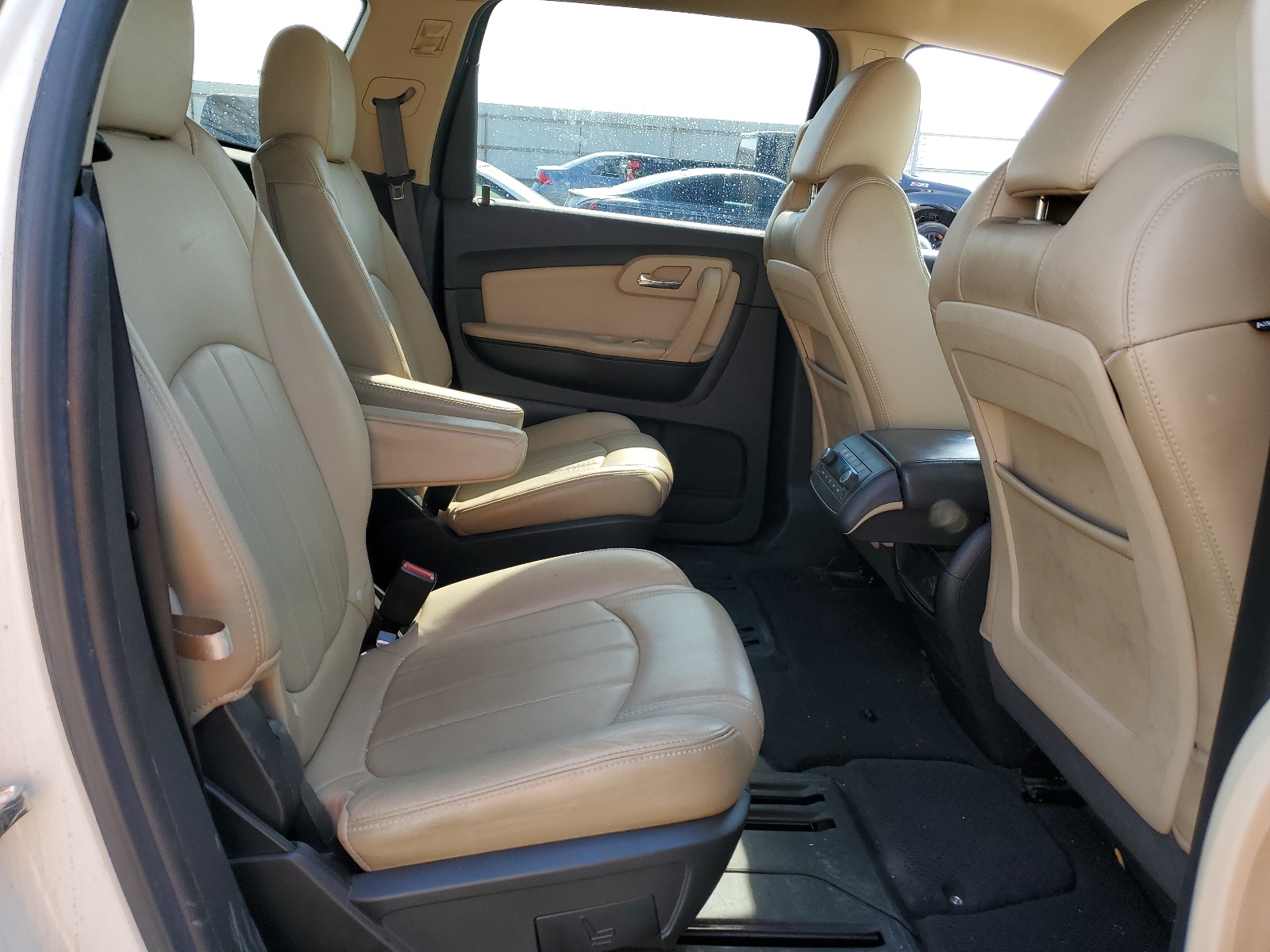 1GNKVLED2BJ396136 2011 Chevrolet Traverse Ltz