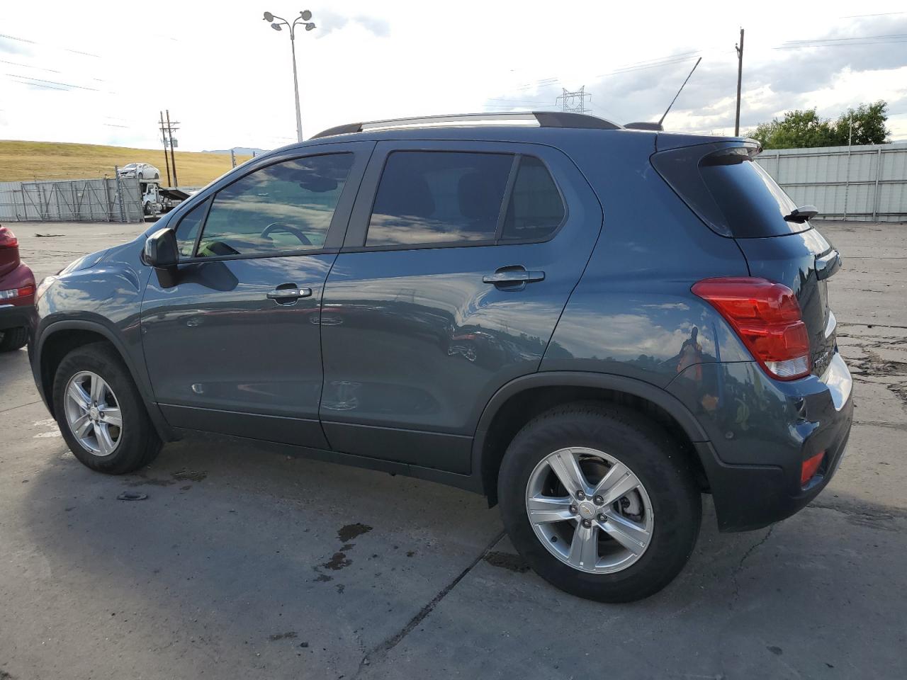 KL7CJPSM5NB559698 2022 CHEVROLET TRAX - Image 2