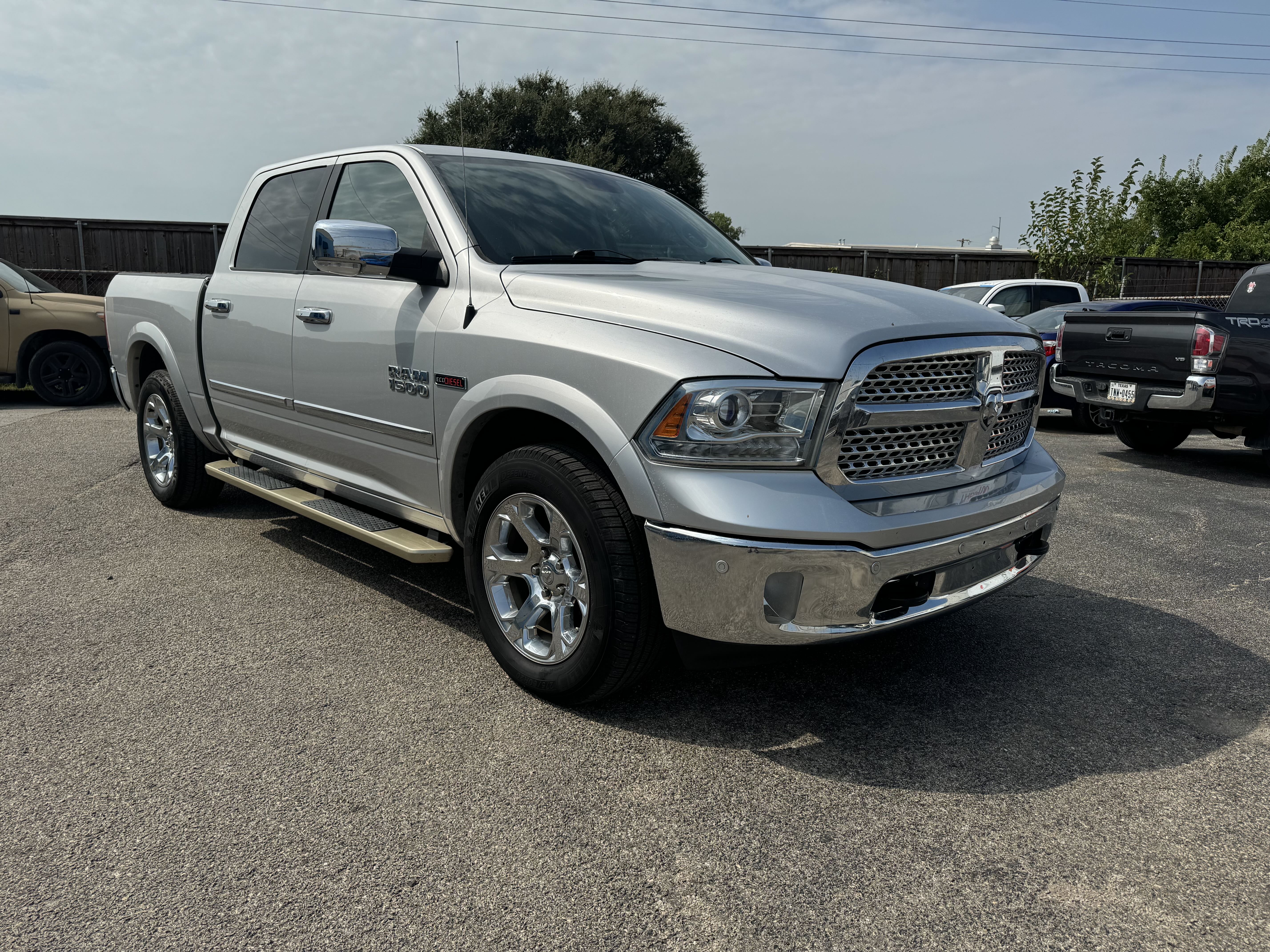 2016 Ram 1500 Laramie vin: 1C6RR7NM8GS303289