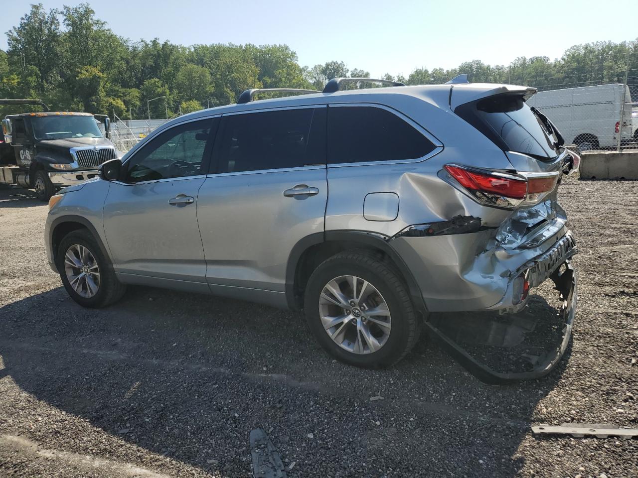 5TDZKRFH0GS141158 2016 TOYOTA HIGHLANDER - Image 2