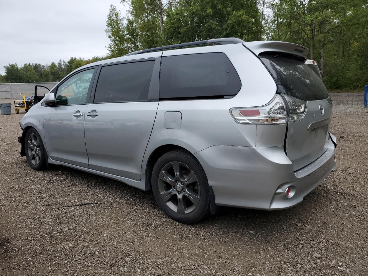 5TDXK3DC3FS678049 2015 TOYOTA SIENNA - Image 2