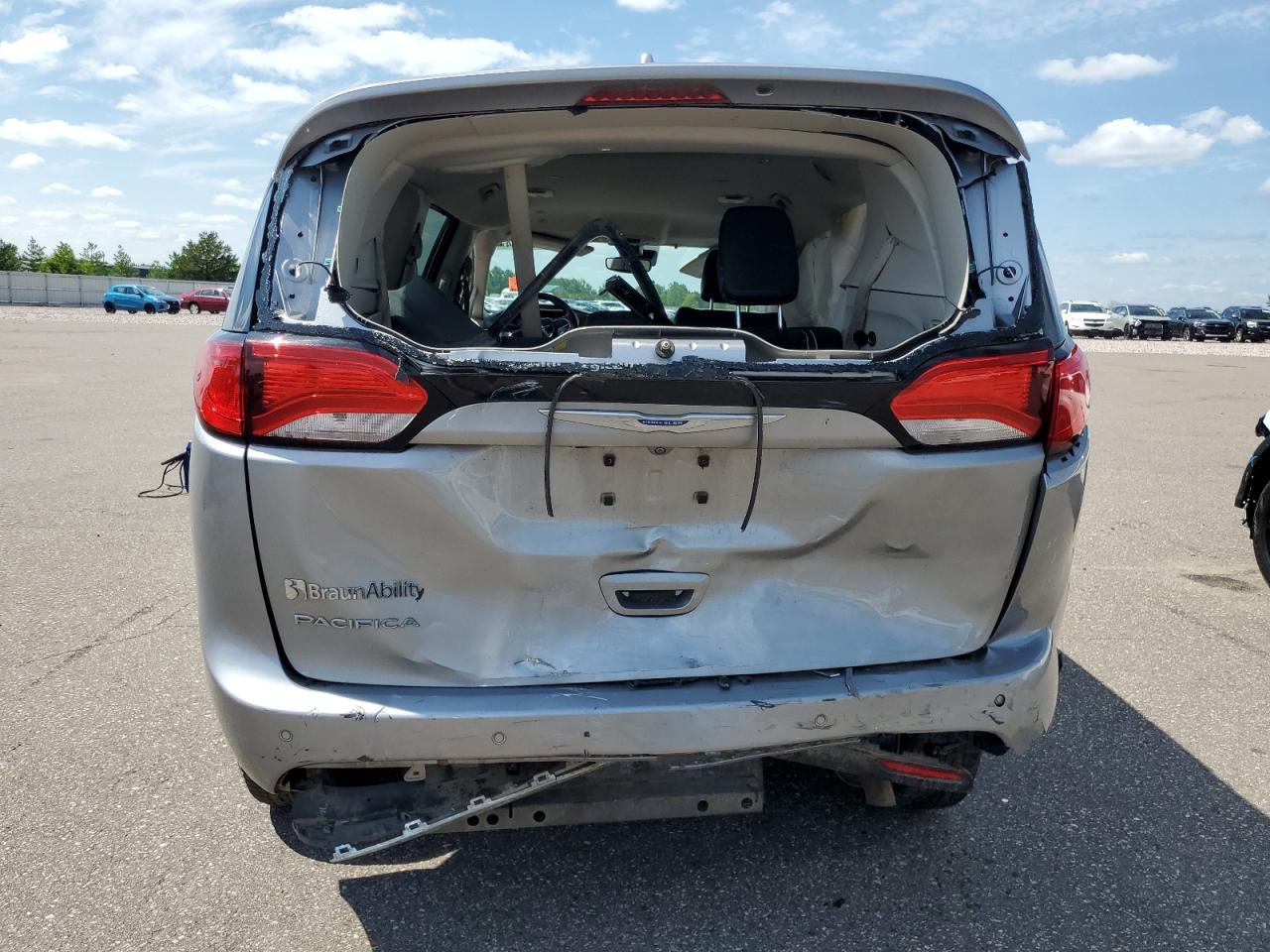 2018 Chrysler Pacifica - Image 6