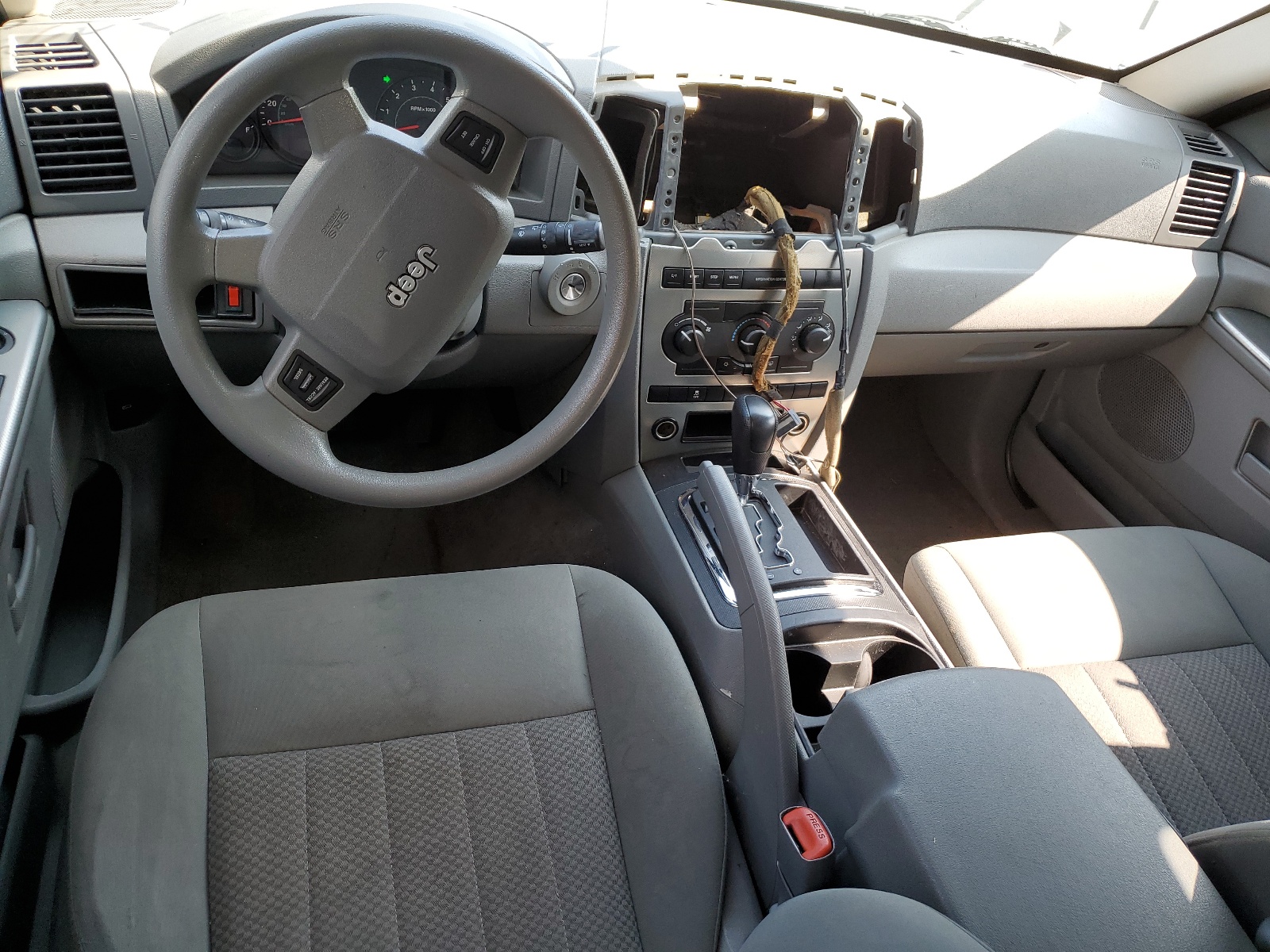 1J4GR48K05C643689 2005 Jeep Grand Cherokee Laredo