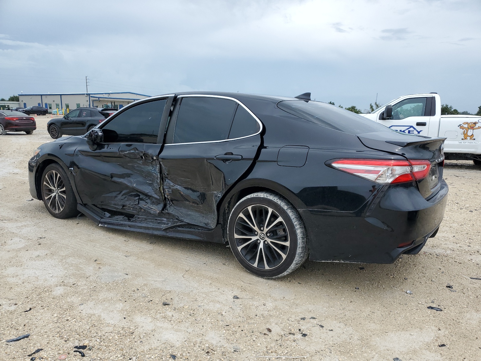 2019 Toyota Camry L vin: 4T1B11HK1KU825120