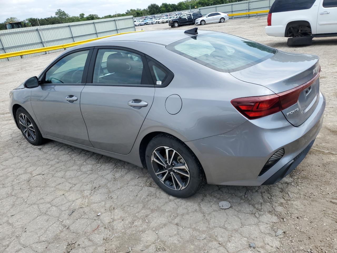 3KPF24AD4RE699876 2024 KIA FORTE - Image 2