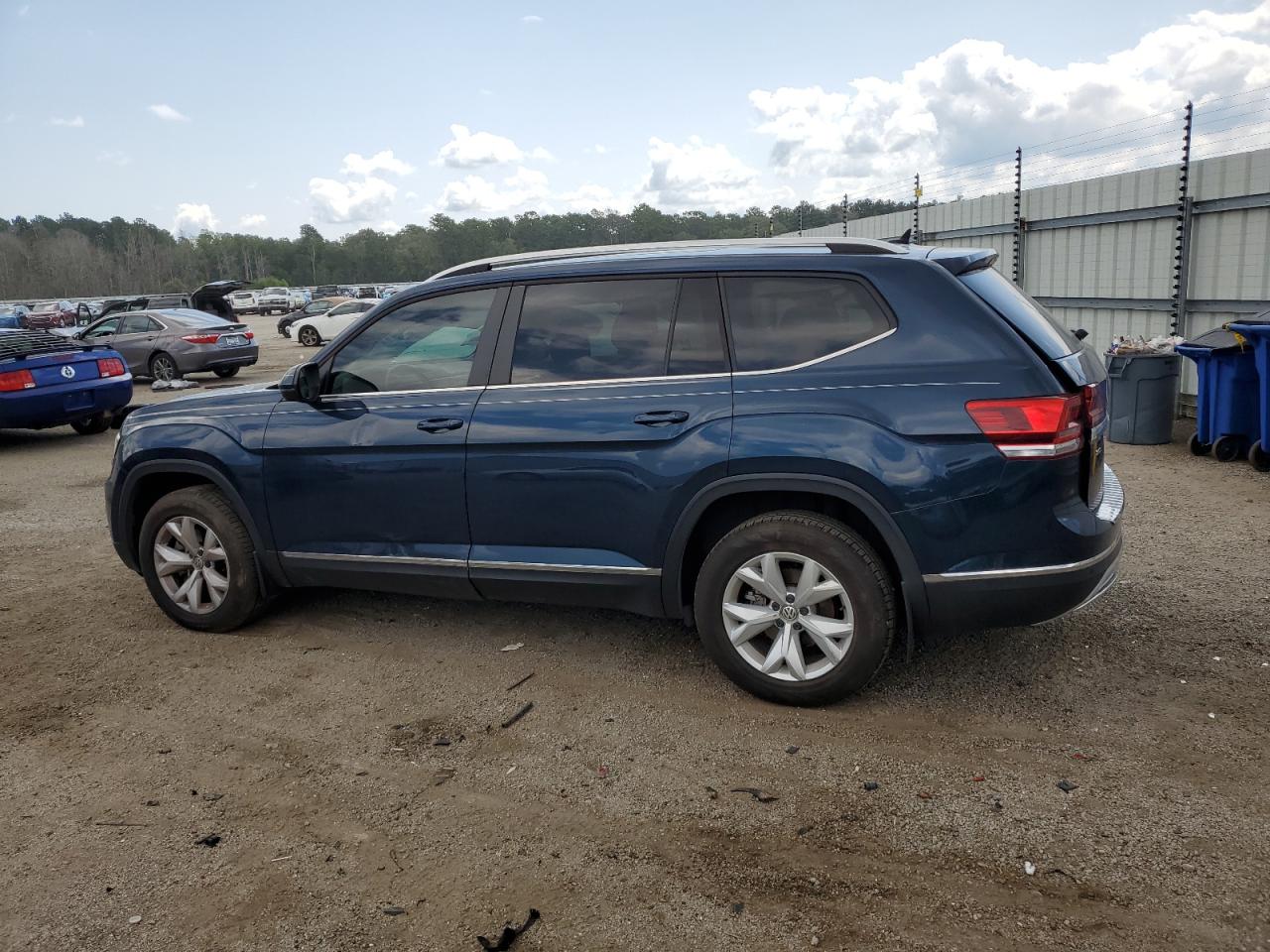 1V2ER2CA3JC557012 2018 VOLKSWAGEN ATLAS - Image 2