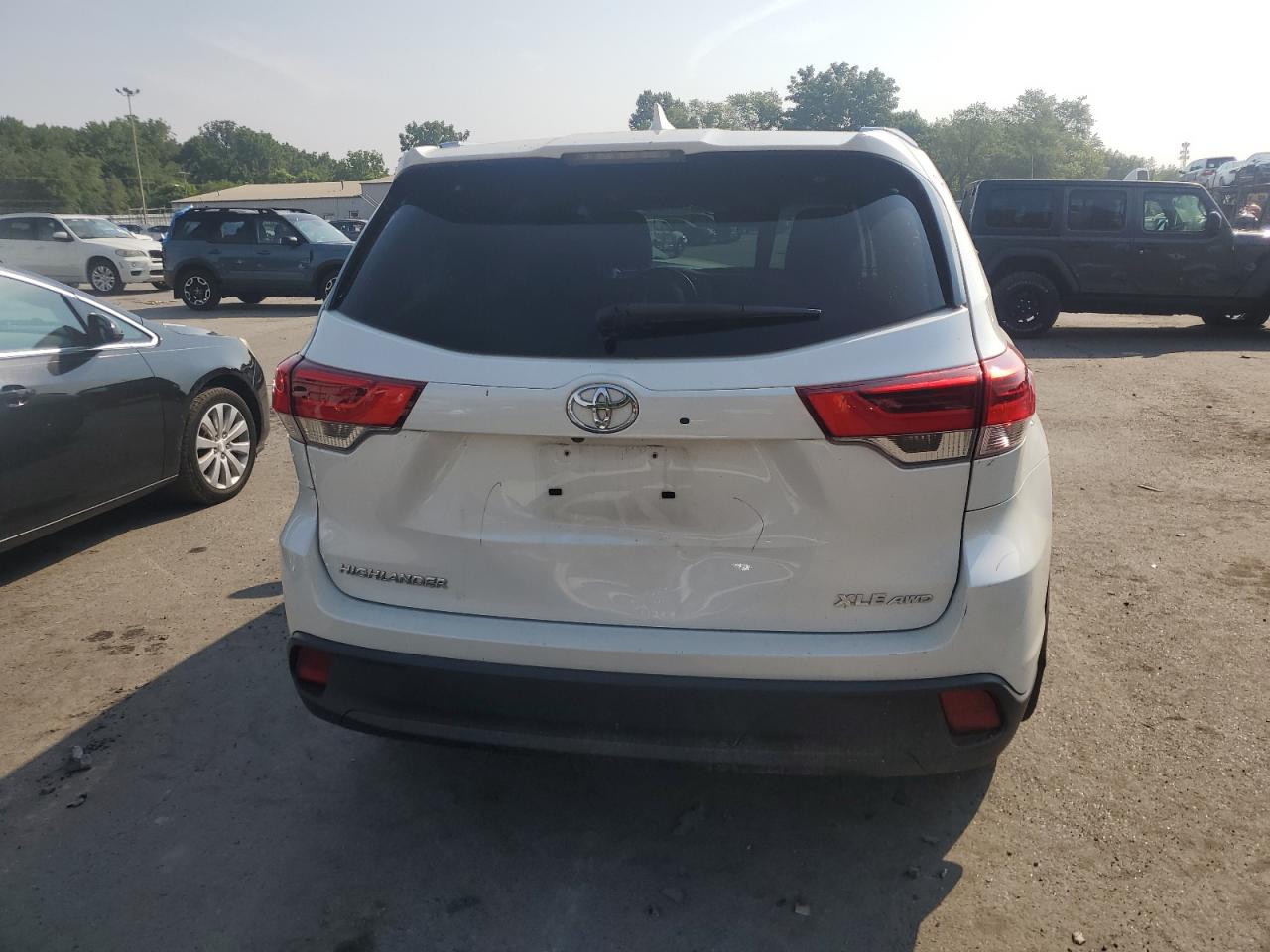 2019 Toyota Highlander Se VIN: 5TDJZRFH3KS746101 Lot: 64141604