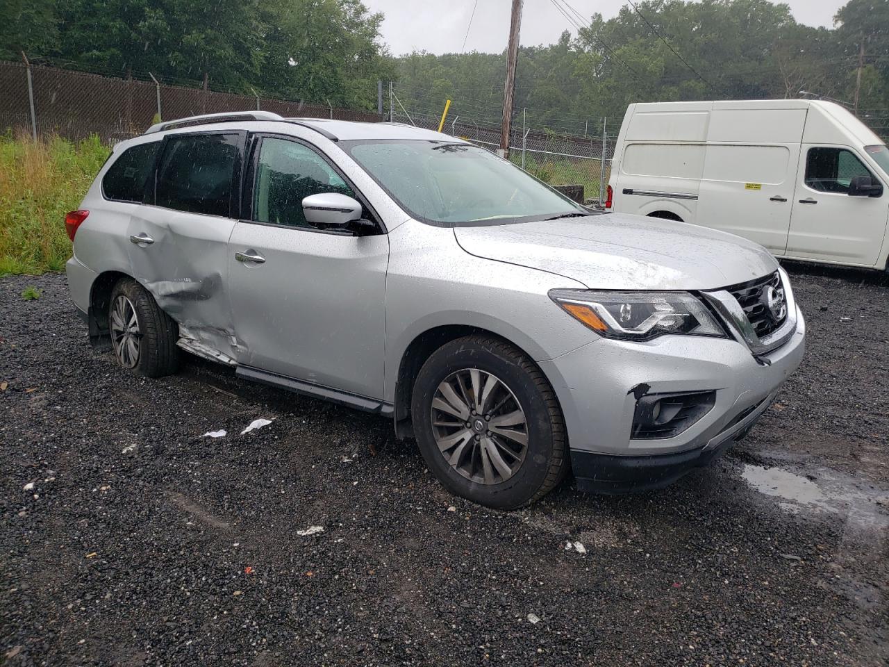 2017 Nissan Pathfinder - Image 4