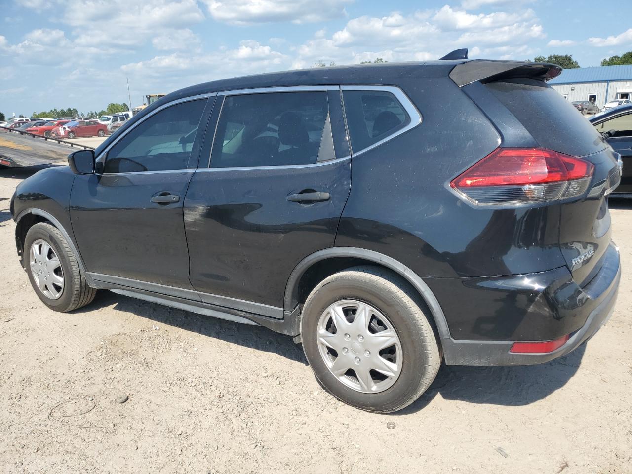 KNMAT2MTXHP611555 2017 NISSAN ROGUE - Image 2