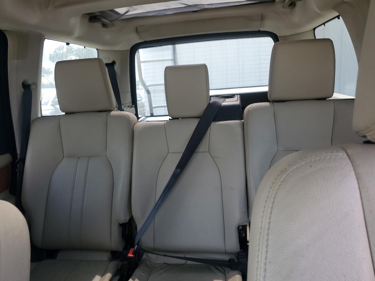 2010 Land Rover LR4 - Image 10