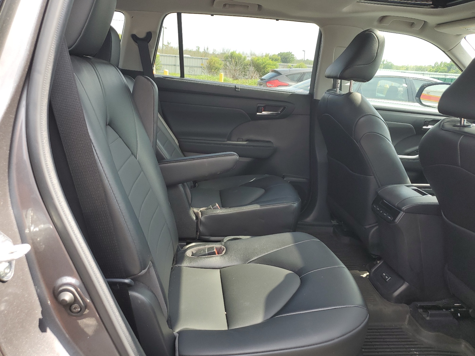 5TDGBRCH8NS555779 2022 Toyota Highlander Hybrid Xle