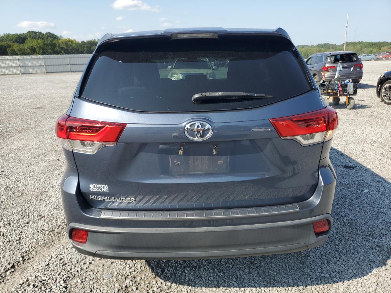 5TDZZRFH3JS252693 2018 Toyota Highlander Le