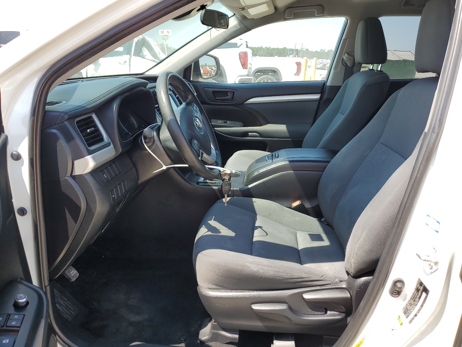 5TDZZRFH2KS316496 2019 Toyota Highlander Le