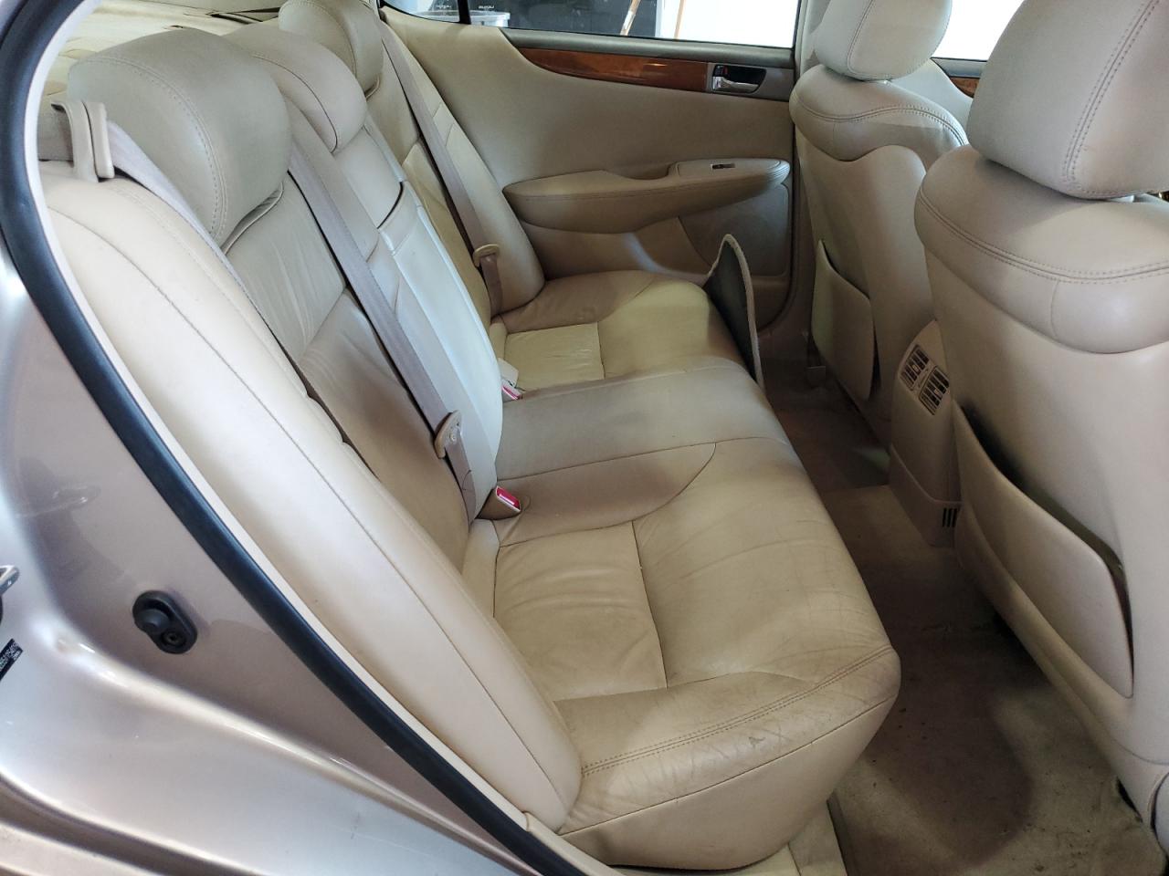 2005 Lexus ES - Image 10