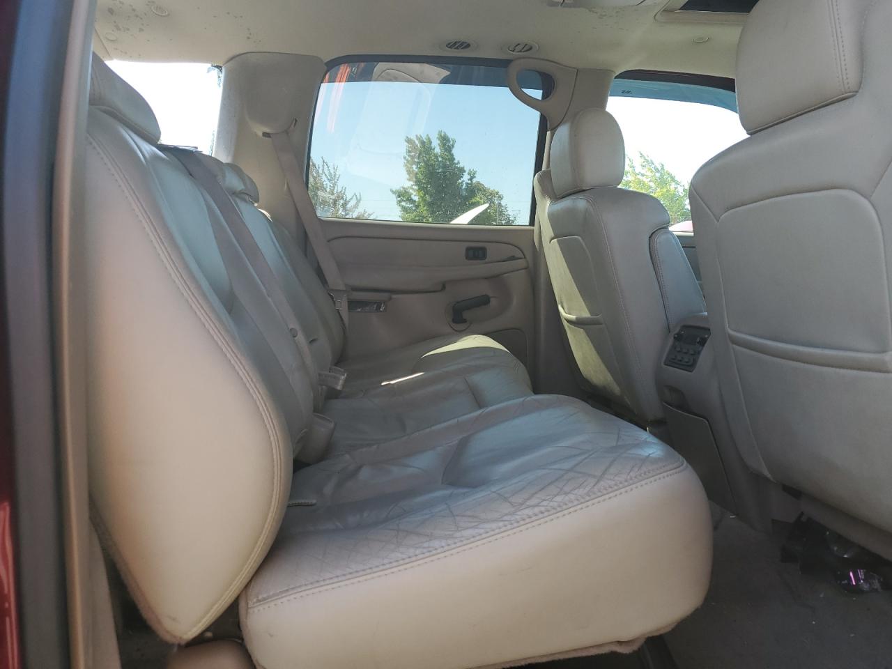 2004 Chevrolet Suburban - Image 11