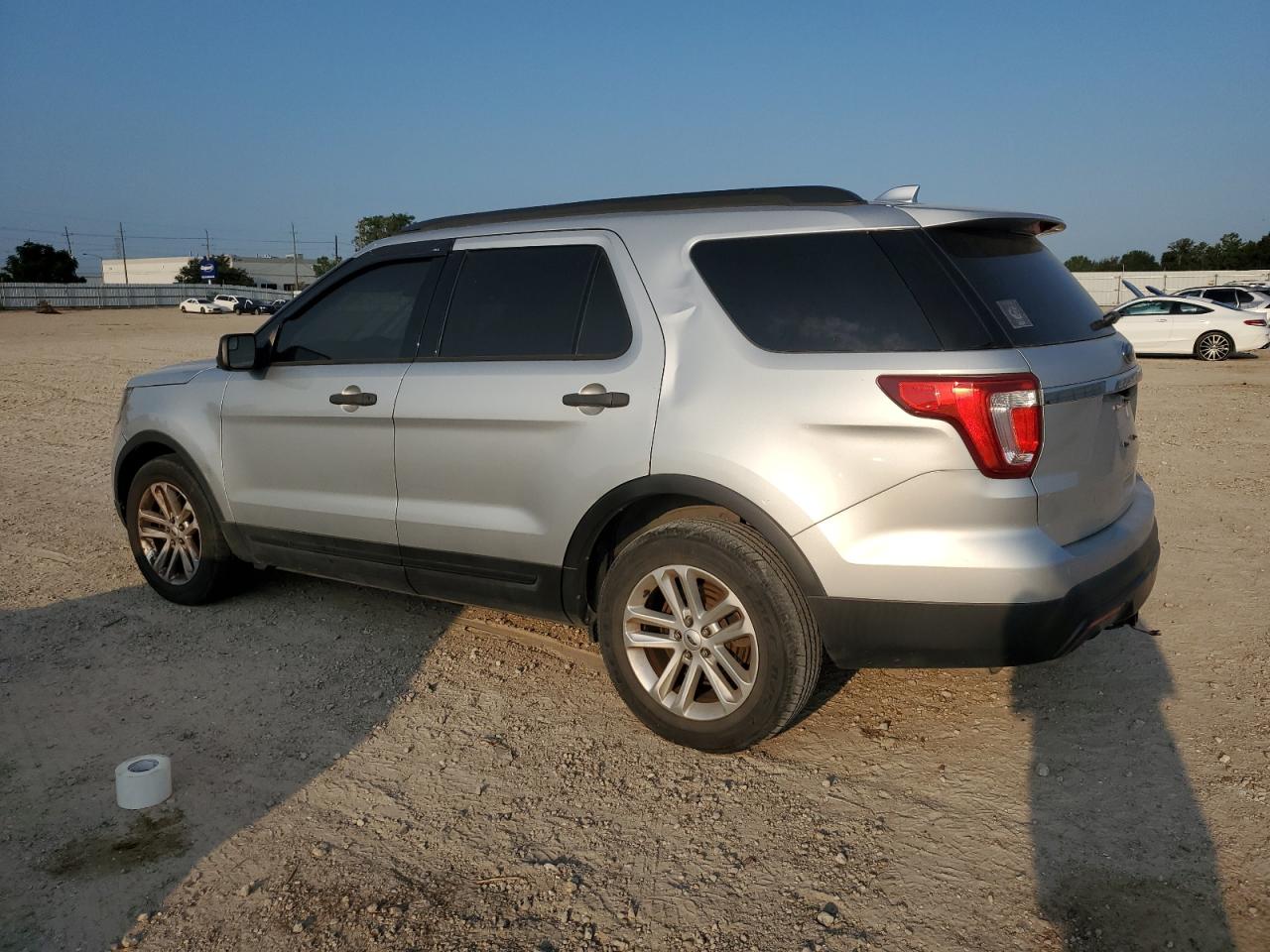 1FM5K7B83HGA26957 2017 FORD EXPLORER - Image 2