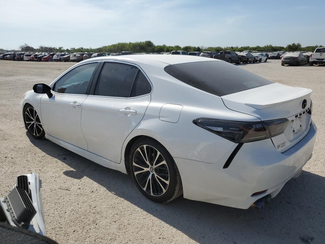 4T1B11HK2JU666445 2018 TOYOTA CAMRY - Image 2