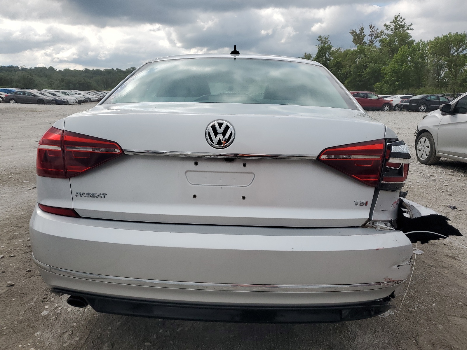 1VWDT7A3XHC059655 2017 Volkswagen Passat R-Line