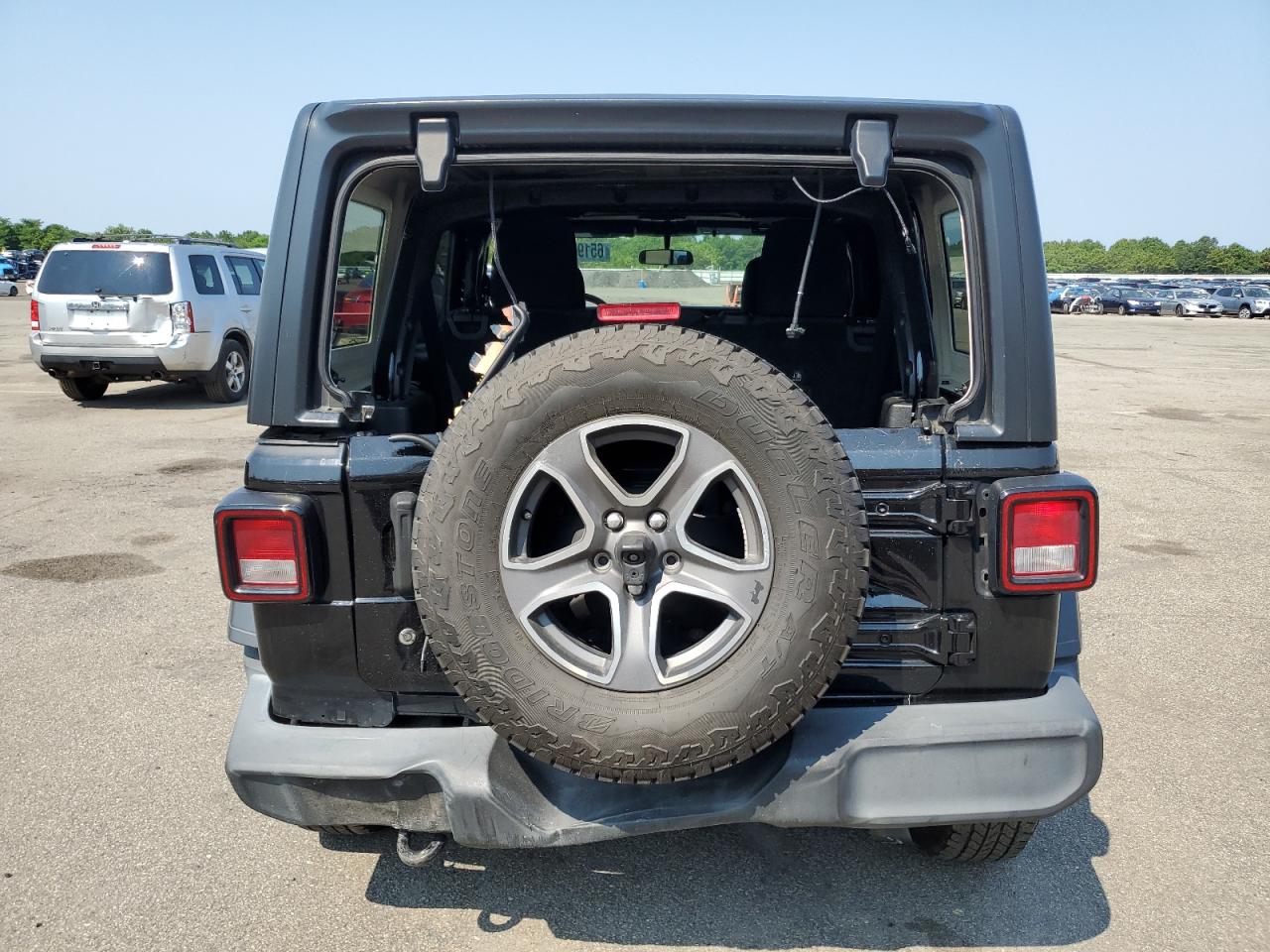 1C4HJXDG8JW323842 2018 Jeep Wrangler Unlimited Sport