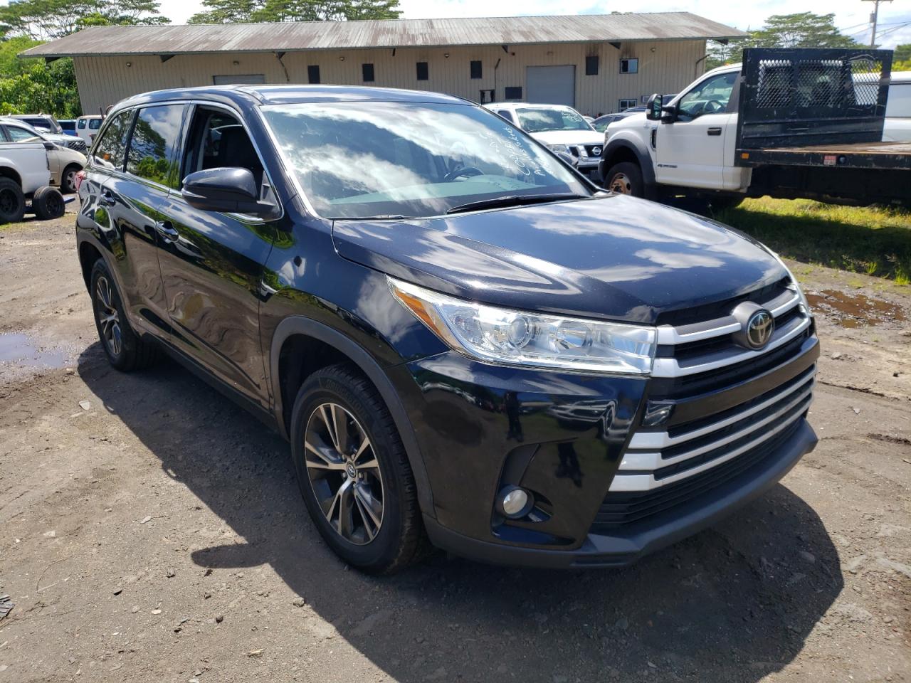 2018 Toyota Highlander Le VIN: 5TDZZRFHXJS260578 Lot: 64647964