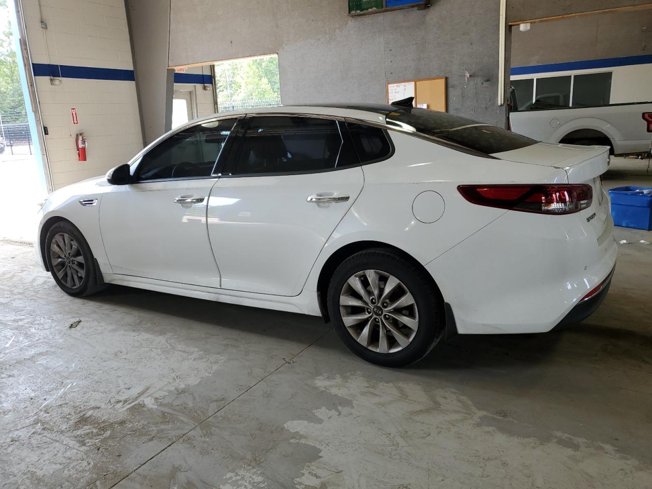 5XXGT4L38JG246278 2018 KIA OPTIMA - Image 2