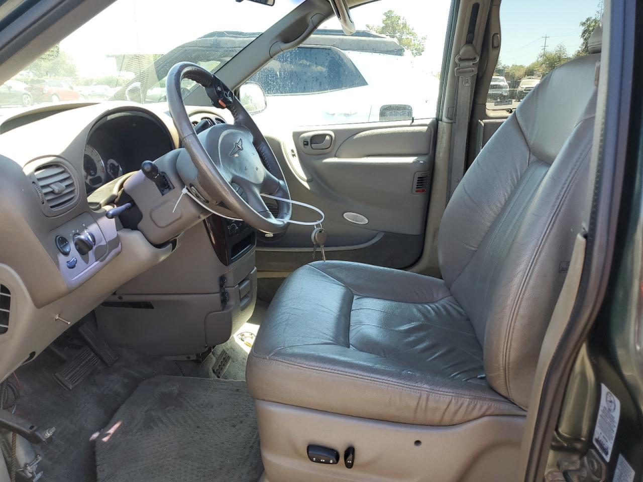 2001 Chrysler Town & Country Lxi VIN: 2C8GP54L11R288998 Lot: 67970524