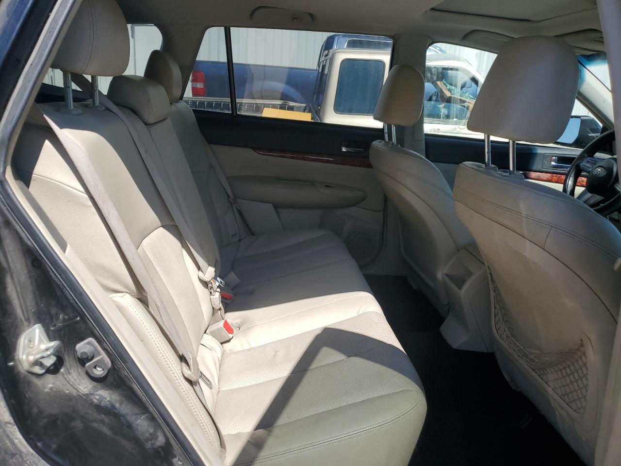 2011 Subaru Outback - Image 11