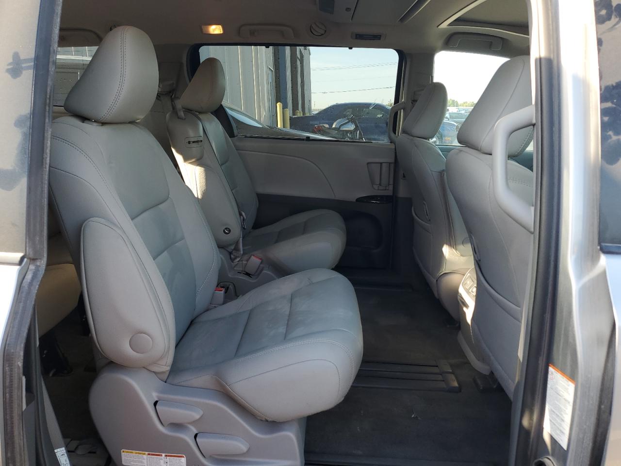 2017 Toyota Sienna - Image 11
