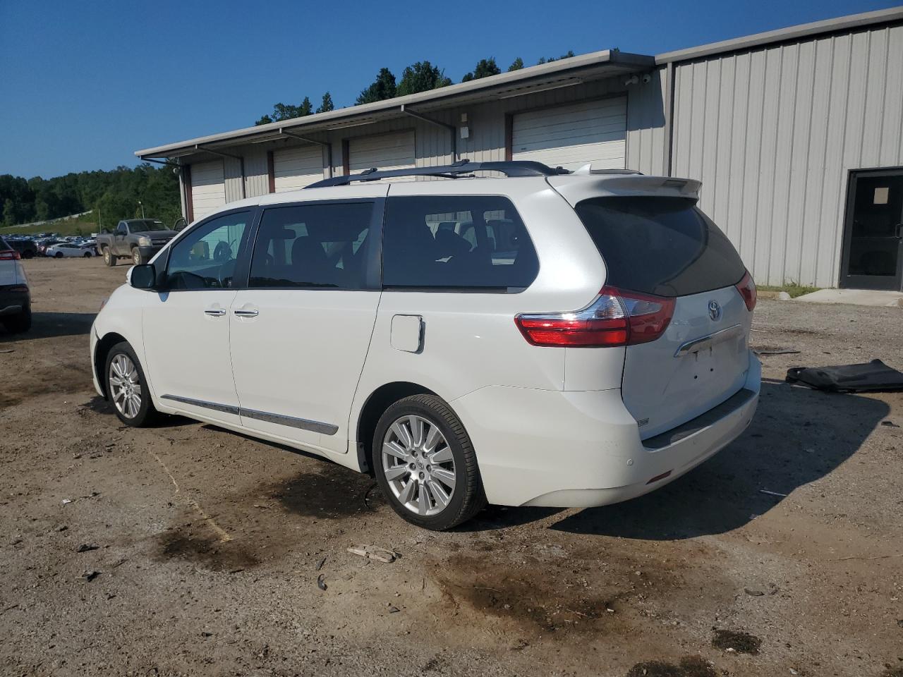 5TDYZ3DC2HS800371 2017 TOYOTA SIENNA - Image 2