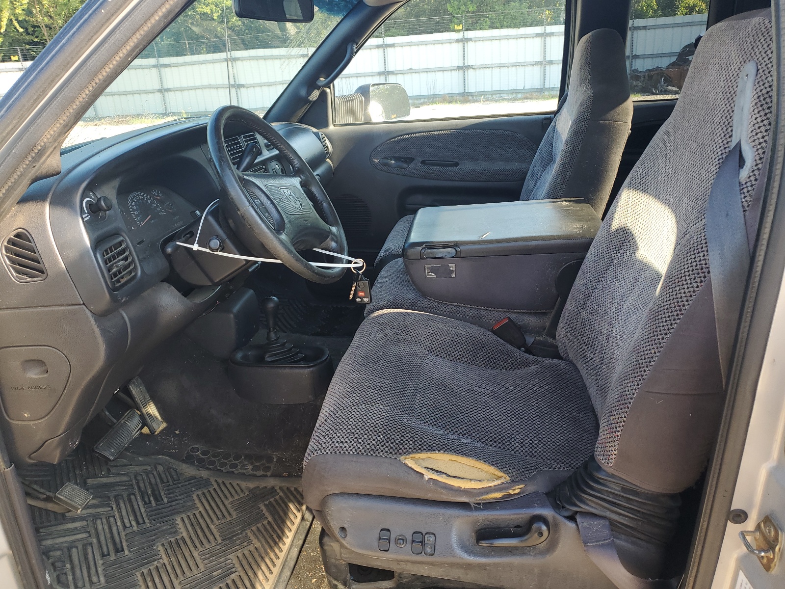 1B7KF2360WJ176987 1998 Dodge Ram 2500