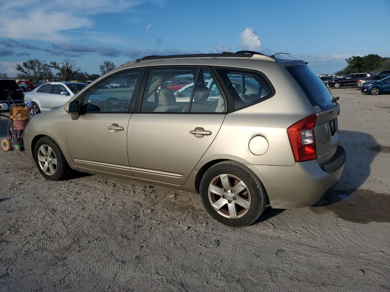 2007 Kia Rondo Base VIN: KNAFG525577088165 Lot: 67230484