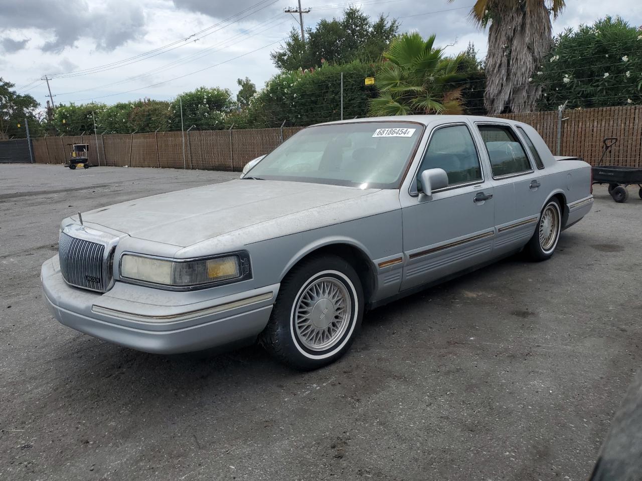 1997 Lincoln Town Car Signature VIN: 1LNLM82WXVY751984 Lot: 68186454