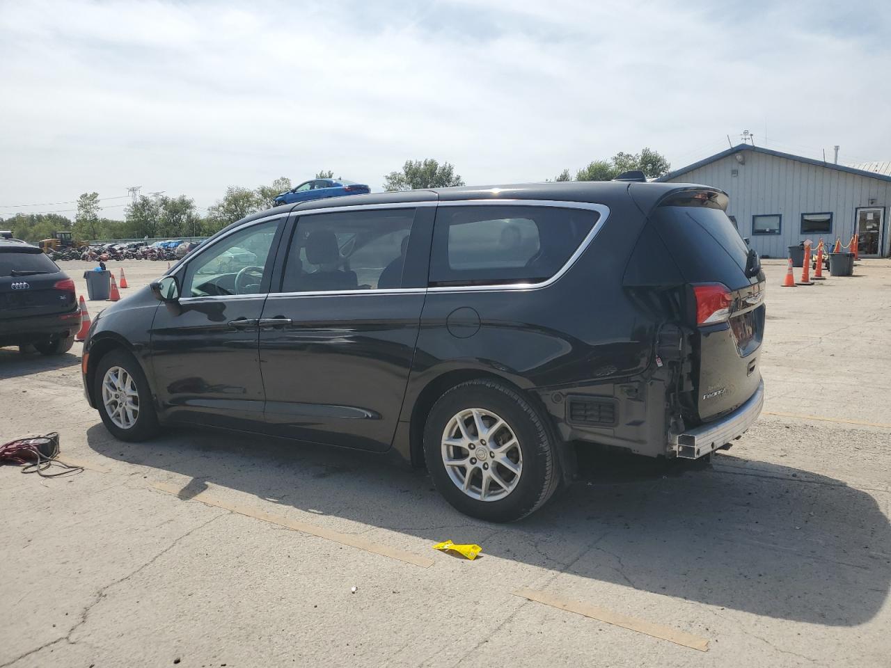 2C4RC1DG1HR702731 2017 CHRYSLER PACIFICA - Image 2