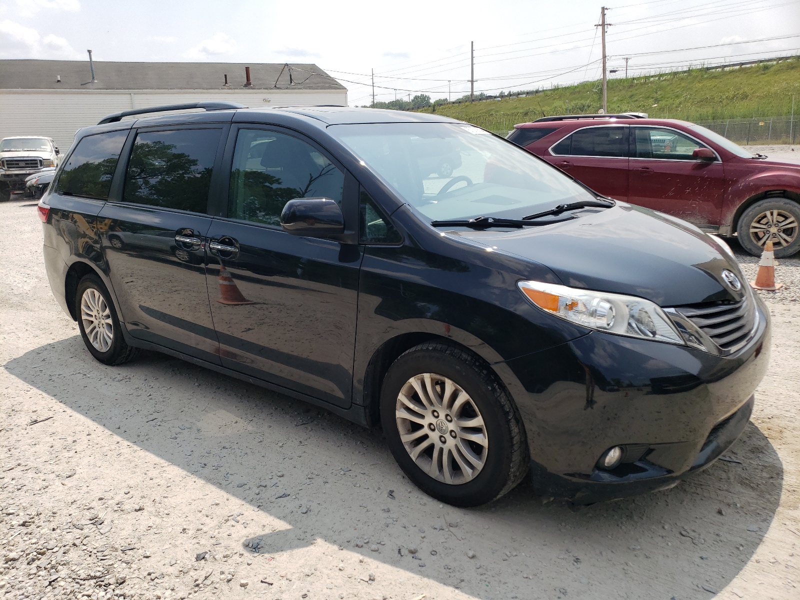 5TDYZ3DC8HS900684 2017 Toyota Sienna Xle