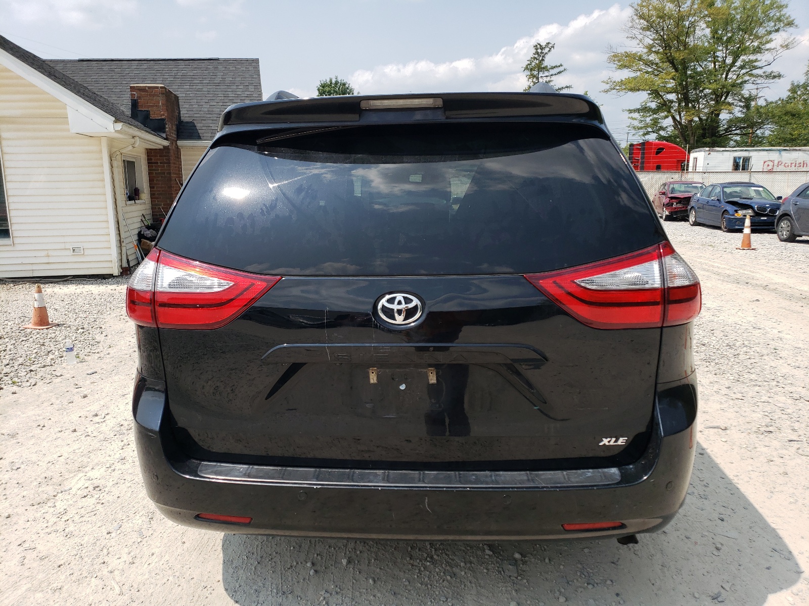 5TDYZ3DC8HS900684 2017 Toyota Sienna Xle