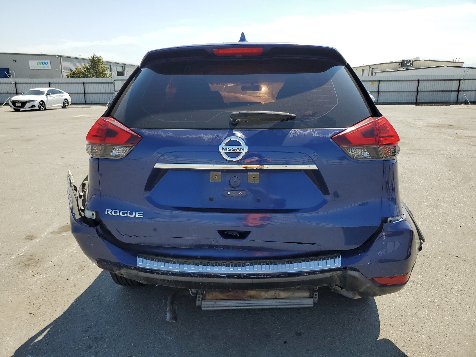 2017 Nissan Rogue S vin: KNMAT2MT2HP585050