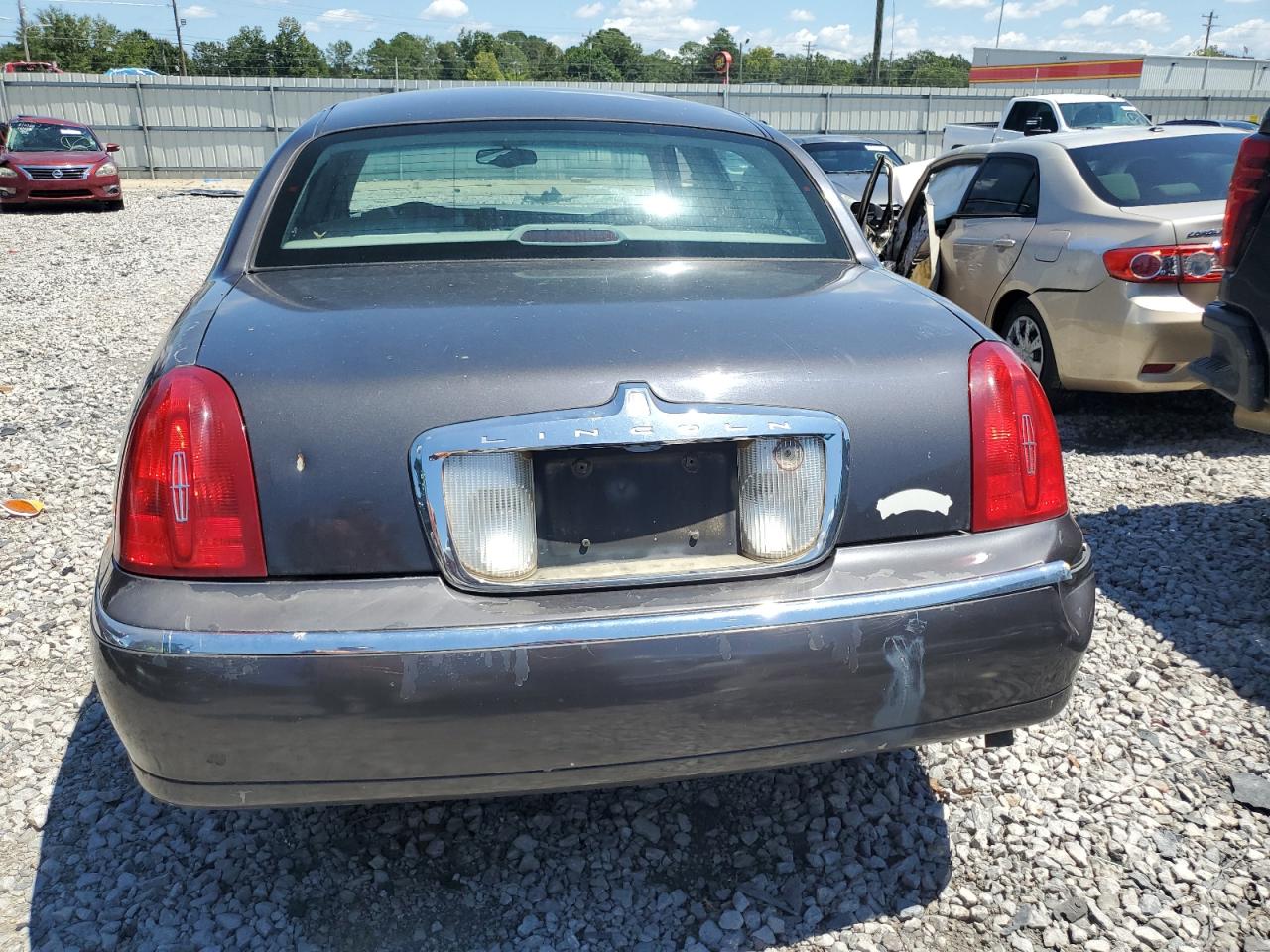 1LNHM82W0XY686183 1999 Lincoln Town Car Signature